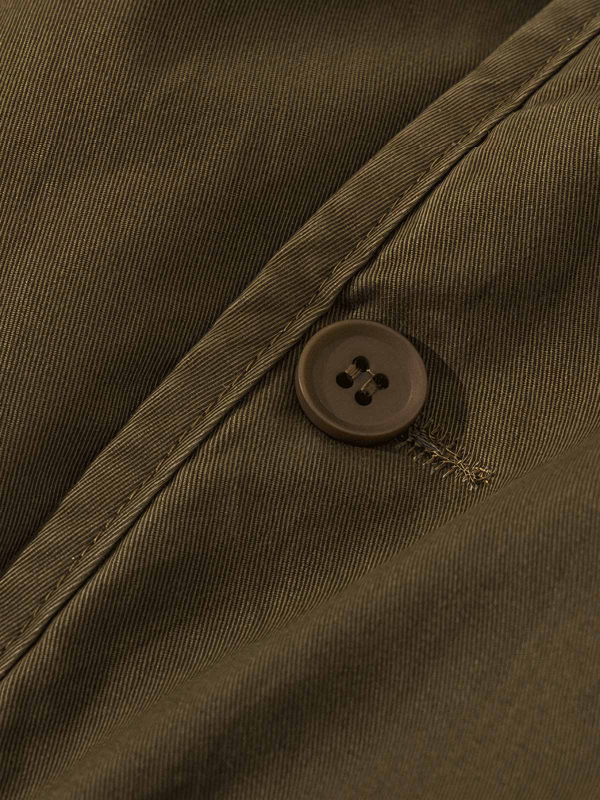 製品画像: オープンカラー ワークスタイル 中綿ジャケットのブラック、グレー、ブラウンの3色全体展示。ウォッシュド加工が施され、クラシックな開襟デザインと実用的なワークスタイルが融合したデザイン。デニムやワークパンツとも相性の良い、秋冬に最適な中綿ジャケット。
詳細画像: オープンカラーの開襟デザインが特徴的なワークスタイルの中綿ジャケット。両サイドのポケットディテールやウォッシュド加工により、ナチュラルでレトロな質感が際立つ。高品質な100%コットン素材と中綿の保温性が寒い季節にもぴったり。