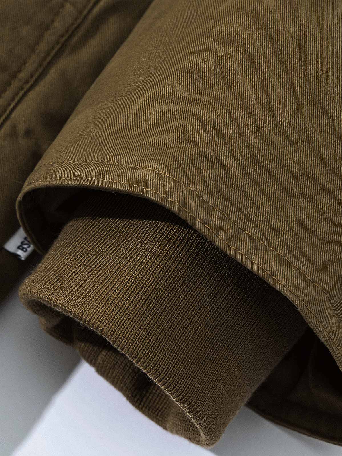 製品画像: オープンカラー ワークスタイル 中綿ジャケットのブラック、グレー、ブラウンの3色全体展示。ウォッシュド加工が施され、クラシックな開襟デザインと実用的なワークスタイルが融合したデザイン。デニムやワークパンツとも相性の良い、秋冬に最適な中綿ジャケット。
詳細画像: オープンカラーの開襟デザインが特徴的なワークスタイルの中綿ジャケット。両サイドのポケットディテールやウォッシュド加工により、ナチュラルでレトロな質感が際立つ。高品質な100%コットン素材と中綿の保温性が寒い季節にもぴったり。