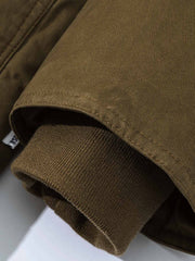 製品画像: オープンカラー ワークスタイル 中綿ジャケットのブラック、グレー、ブラウンの3色全体展示。ウォッシュド加工が施され、クラシックな開襟デザインと実用的なワークスタイルが融合したデザイン。デニムやワークパンツとも相性の良い、秋冬に最適な中綿ジャケット。
詳細画像: オープンカラーの開襟デザインが特徴的なワークスタイルの中綿ジャケット。両サイドのポケットディテールやウォッシュド加工により、ナチュラルでレトロな質感が際立つ。高品質な100%コットン素材と中綿の保温性が寒い季節にもぴったり。