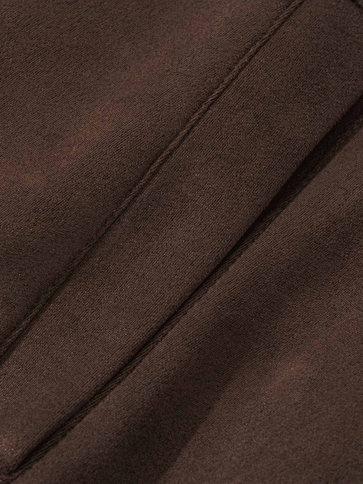 製品画像: レトロなスエード調デザインと多ポケットが特徴の中綿ジャケット。防風・保温性に優れた素材で、秋冬に最適な一着。アメリカンカジュアル風のデザインが機能性とスタイルを兼ね備えています。
詳細画像: 胸元のスエードパッチポケットと袖口の小さなポケットが際立つディテール。スエード調素材の細かな質感と、複数のポケットデザインが機能性を強化した中綿ジャケット。