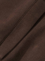 製品画像: レトロなスエード調デザインと多ポケットが特徴の中綿ジャケット。防風・保温性に優れた素材で、秋冬に最適な一着。アメリカンカジュアル風のデザインが機能性とスタイルを兼ね備えています。
詳細画像: 胸元のスエードパッチポケットと袖口の小さなポケットが際立つディテール。スエード調素材の細かな質感と、複数のポケットデザインが機能性を強化した中綿ジャケット。