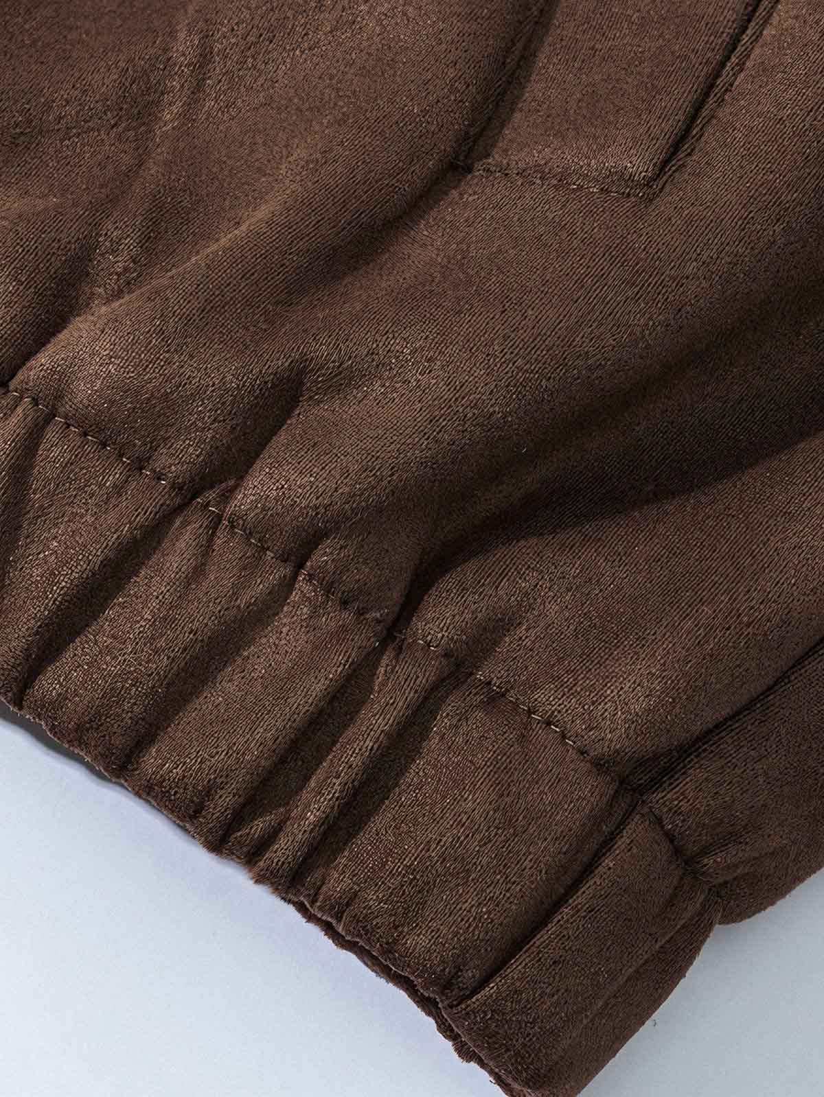 製品画像: レトロなスエード調デザインと多ポケットが特徴の中綿ジャケット。防風・保温性に優れた素材で、秋冬に最適な一着。アメリカンカジュアル風のデザインが機能性とスタイルを兼ね備えています。
詳細画像: 胸元のスエードパッチポケットと袖口の小さなポケットが際立つディテール。スエード調素材の細かな質感と、複数のポケットデザインが機能性を強化した中綿ジャケット。