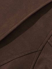 製品画像: レトロなスエード調デザインと多ポケットが特徴の中綿ジャケット。防風・保温性に優れた素材で、秋冬に最適な一着。アメリカンカジュアル風のデザインが機能性とスタイルを兼ね備えています。
詳細画像: 胸元のスエードパッチポケットと袖口の小さなポケットが際立つディテール。スエード調素材の細かな質感と、複数のポケットデザインが機能性を強化した中綿ジャケット。