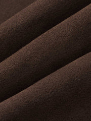 製品画像: レトロなスエード調デザインと多ポケットが特徴の中綿ジャケット。防風・保温性に優れた素材で、秋冬に最適な一着。アメリカンカジュアル風のデザインが機能性とスタイルを兼ね備えています。
詳細画像: 胸元のスエードパッチポケットと袖口の小さなポケットが際立つディテール。スエード調素材の細かな質感と、複数のポケットデザインが機能性を強化した中綿ジャケット。