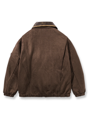 製品画像: レトロなスエード調デザインと多ポケットが特徴の中綿ジャケット。防風・保温性に優れた素材で、秋冬に最適な一着。アメリカンカジュアル風のデザインが機能性とスタイルを兼ね備えています。
詳細画像: 胸元のスエードパッチポケットと袖口の小さなポケットが際立つディテール。スエード調素材の細かな質感と、複数のポケットデザインが機能性を強化した中綿ジャケット。