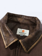 製品画像: レトロなスエード調デザインと多ポケットが特徴の中綿ジャケット。防風・保温性に優れた素材で、秋冬に最適な一着。アメリカンカジュアル風のデザインが機能性とスタイルを兼ね備えています。
詳細画像: 胸元のスエードパッチポケットと袖口の小さなポケットが際立つディテール。スエード調素材の細かな質感と、複数のポケットデザインが機能性を強化した中綿ジャケット。