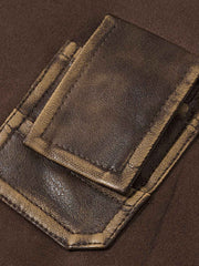 製品画像: レトロなスエード調デザインと多ポケットが特徴の中綿ジャケット。防風・保温性に優れた素材で、秋冬に最適な一着。アメリカンカジュアル風のデザインが機能性とスタイルを兼ね備えています。
詳細画像: 胸元のスエードパッチポケットと袖口の小さなポケットが際立つディテール。スエード調素材の細かな質感と、複数のポケットデザインが機能性を強化した中綿ジャケット。