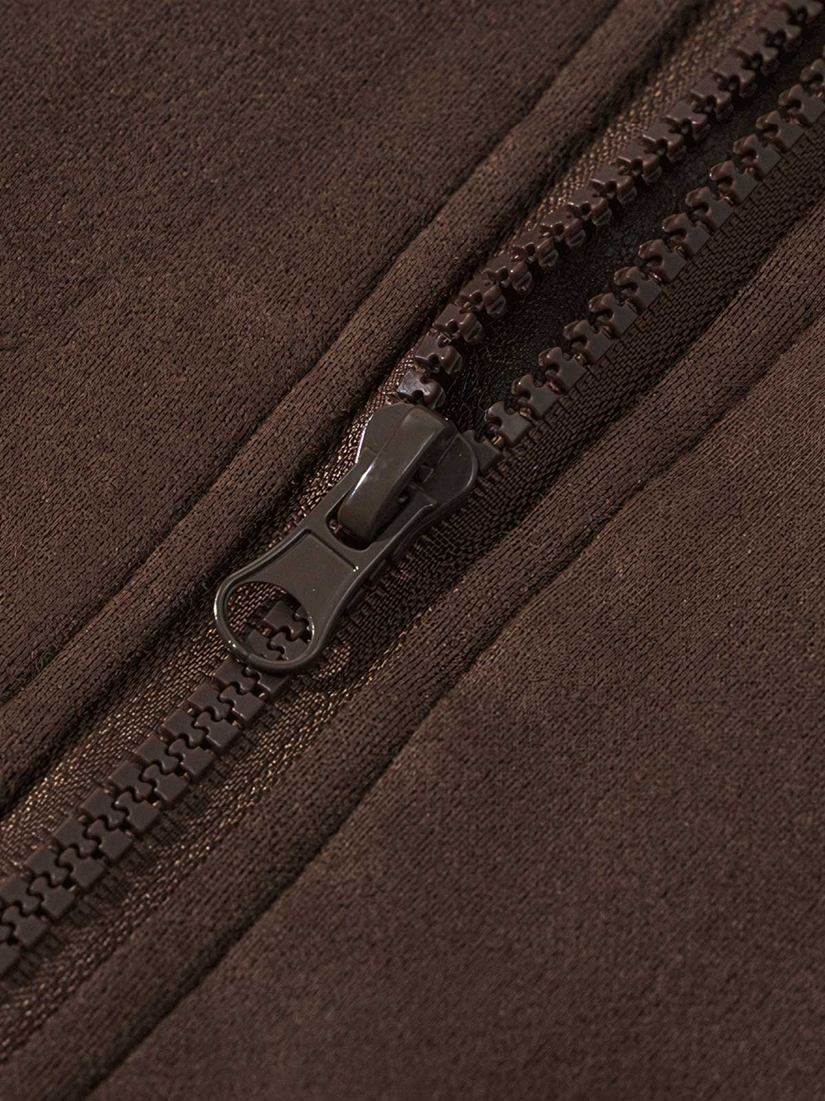 製品画像: レトロなスエード調デザインと多ポケットが特徴の中綿ジャケット。防風・保温性に優れた素材で、秋冬に最適な一着。アメリカンカジュアル風のデザインが機能性とスタイルを兼ね備えています。
詳細画像: 胸元のスエードパッチポケットと袖口の小さなポケットが際立つディテール。スエード調素材の細かな質感と、複数のポケットデザインが機能性を強化した中綿ジャケット。