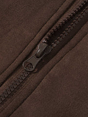 製品画像: レトロなスエード調デザインと多ポケットが特徴の中綿ジャケット。防風・保温性に優れた素材で、秋冬に最適な一着。アメリカンカジュアル風のデザインが機能性とスタイルを兼ね備えています。
詳細画像: 胸元のスエードパッチポケットと袖口の小さなポケットが際立つディテール。スエード調素材の細かな質感と、複数のポケットデザインが機能性を強化した中綿ジャケット。