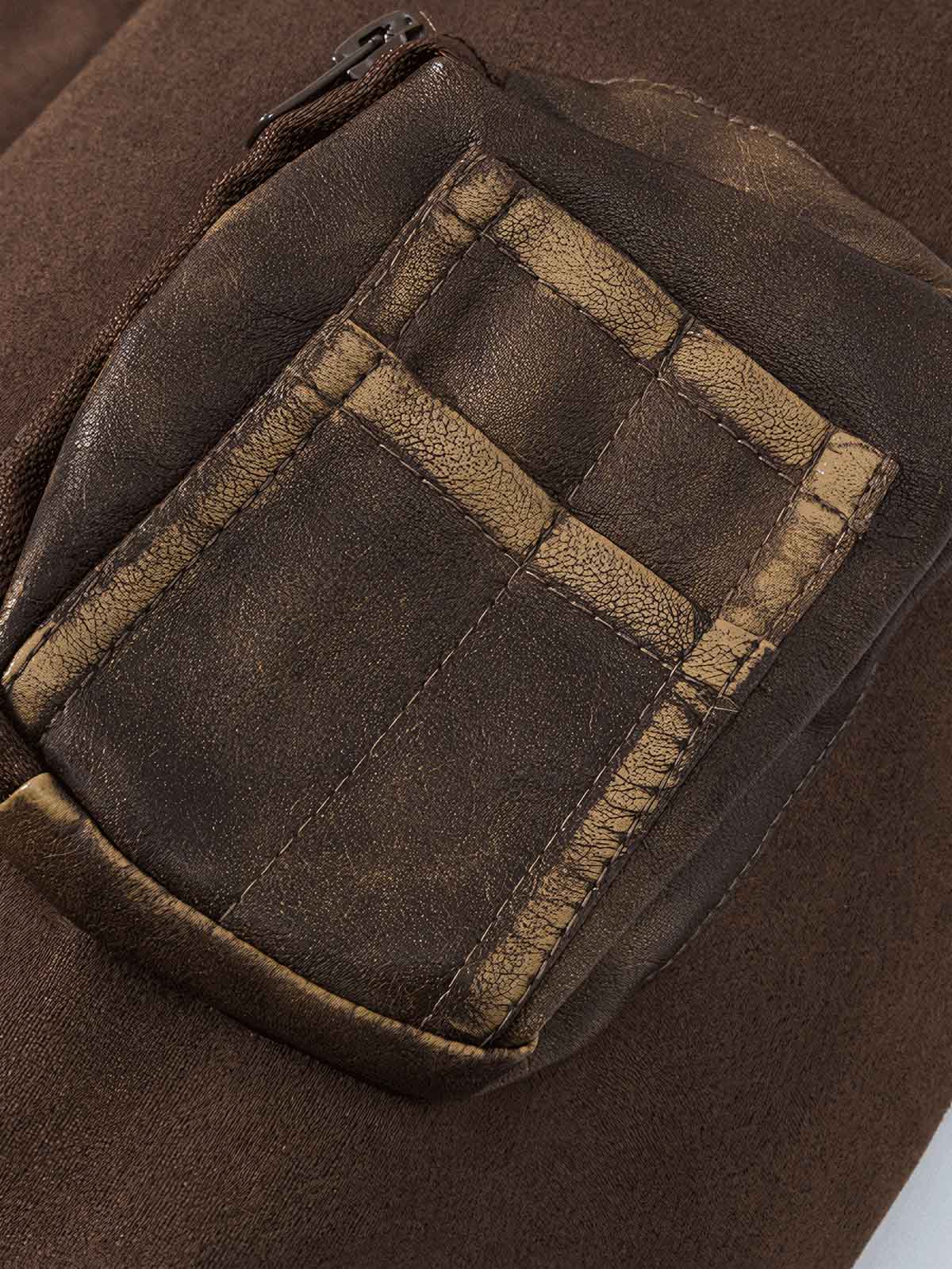 製品画像: レトロなスエード調デザインと多ポケットが特徴の中綿ジャケット。防風・保温性に優れた素材で、秋冬に最適な一着。アメリカンカジュアル風のデザインが機能性とスタイルを兼ね備えています。
詳細画像: 胸元のスエードパッチポケットと袖口の小さなポケットが際立つディテール。スエード調素材の細かな質感と、複数のポケットデザインが機能性を強化した中綿ジャケット。