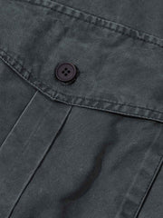 製品画像: ウォッシュド多ポケット中綿ジャケット正面展示画像。レトロなワークウェアスタイルを取り入れたクラシックな多ポケットデザインが特徴。耐久性のある100%コットン素材で快適な着心地。
詳細画像: 中綿ジャケットのディテール、ハンティングスタイルのポケット配置やコーデュロイ襟のアップ。生地の質感とデザインの精緻さを強調。