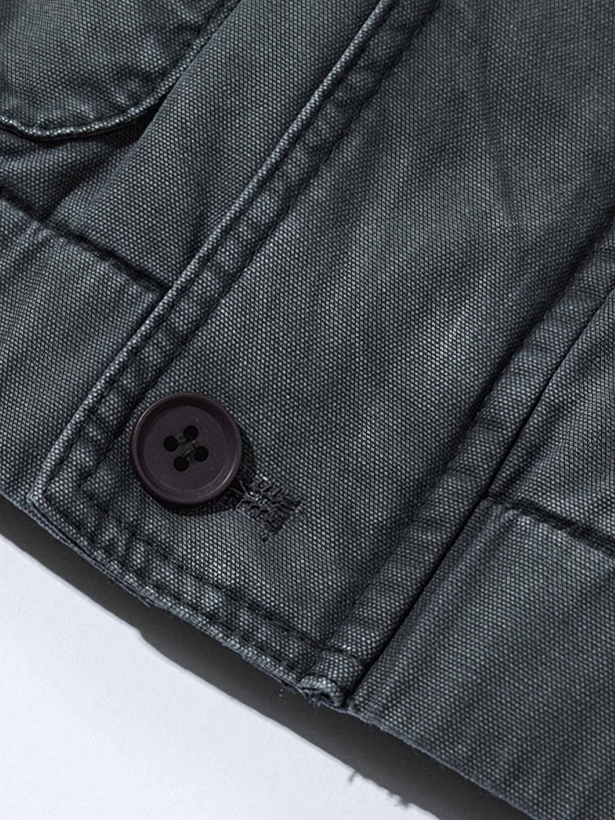 製品画像: ウォッシュド多ポケット中綿ジャケット正面展示画像。レトロなワークウェアスタイルを取り入れたクラシックな多ポケットデザインが特徴。耐久性のある100%コットン素材で快適な着心地。
詳細画像: 中綿ジャケットのディテール、ハンティングスタイルのポケット配置やコーデュロイ襟のアップ。生地の質感とデザインの精緻さを強調。