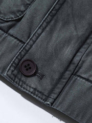 製品画像: ウォッシュド多ポケット中綿ジャケット正面展示画像。レトロなワークウェアスタイルを取り入れたクラシックな多ポケットデザインが特徴。耐久性のある100%コットン素材で快適な着心地。
詳細画像: 中綿ジャケットのディテール、ハンティングスタイルのポケット配置やコーデュロイ襟のアップ。生地の質感とデザインの精緻さを強調。