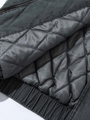 製品画像: ウォッシュド多ポケット中綿ジャケット正面展示画像。レトロなワークウェアスタイルを取り入れたクラシックな多ポケットデザインが特徴。耐久性のある100%コットン素材で快適な着心地。
詳細画像: 中綿ジャケットのディテール、ハンティングスタイルのポケット配置やコーデュロイ襟のアップ。生地の質感とデザインの精緻さを強調。