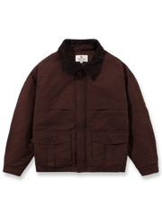 製品画像: ウォッシュド多ポケット中綿ジャケット正面展示画像。レトロなワークウェアスタイルを取り入れたクラシックな多ポケットデザインが特徴。耐久性のある100%コットン素材で快適な着心地。
詳細画像: 中綿ジャケットのディテール、ハンティングスタイルのポケット配置やコーデュロイ襟のアップ。生地の質感とデザインの精緻さを強調。