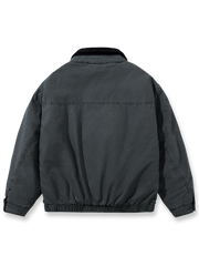 製品画像: ウォッシュド多ポケット中綿ジャケット正面展示画像。レトロなワークウェアスタイルを取り入れたクラシックな多ポケットデザインが特徴。耐久性のある100%コットン素材で快適な着心地。
詳細画像: 中綿ジャケットのディテール、ハンティングスタイルのポケット配置やコーデュロイ襟のアップ。生地の質感とデザインの精緻さを強調。