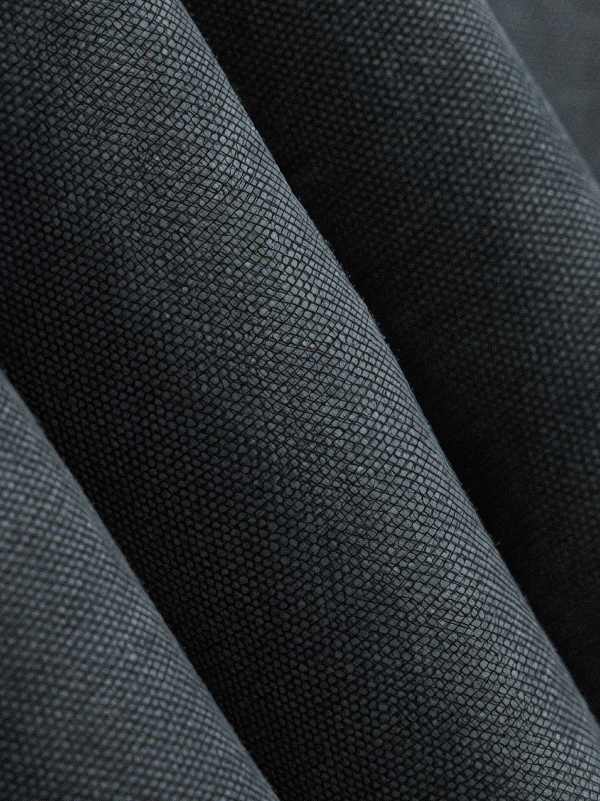 製品画像: ウォッシュド多ポケット中綿ジャケット正面展示画像。レトロなワークウェアスタイルを取り入れたクラシックな多ポケットデザインが特徴。耐久性のある100%コットン素材で快適な着心地。
詳細画像: 中綿ジャケットのディテール、ハンティングスタイルのポケット配置やコーデュロイ襟のアップ。生地の質感とデザインの精緻さを強調。