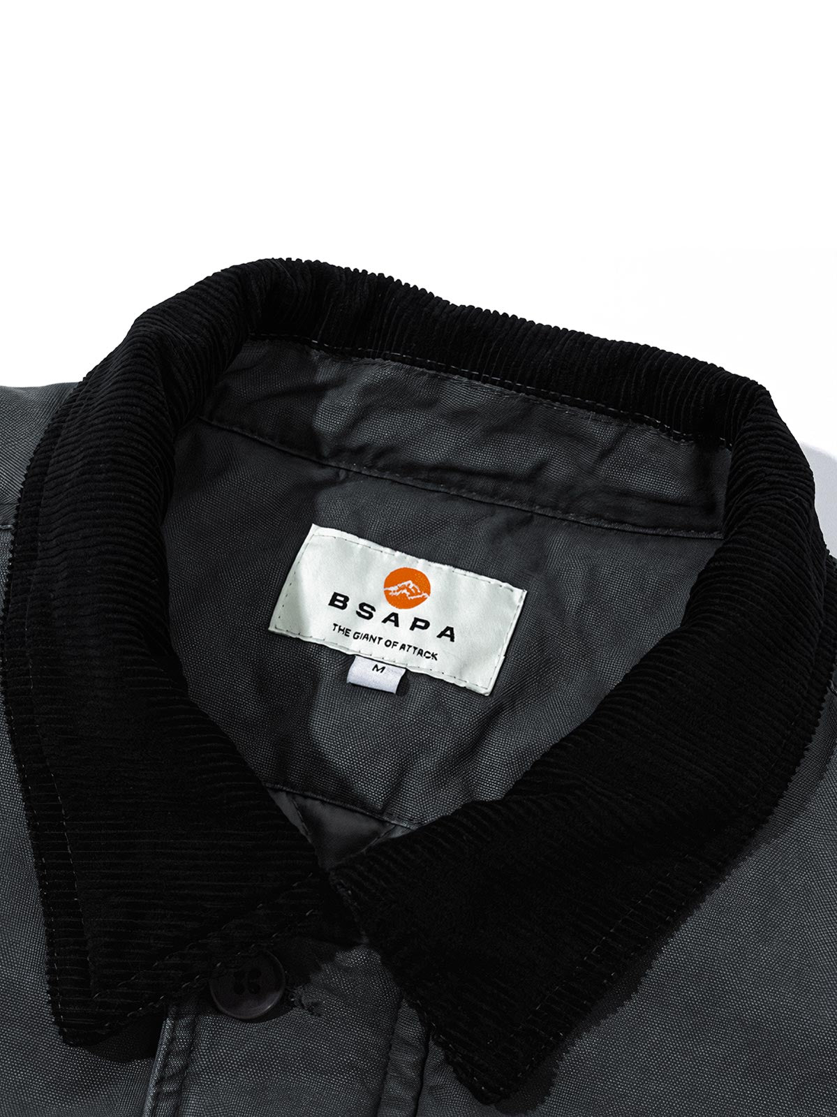 製品画像: ウォッシュド多ポケット中綿ジャケット正面展示画像。レトロなワークウェアスタイルを取り入れたクラシックな多ポケットデザインが特徴。耐久性のある100%コットン素材で快適な着心地。
詳細画像: 中綿ジャケットのディテール、ハンティングスタイルのポケット配置やコーデュロイ襟のアップ。生地の質感とデザインの精緻さを強調。