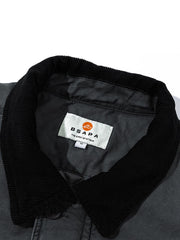 製品画像: ウォッシュド多ポケット中綿ジャケット正面展示画像。レトロなワークウェアスタイルを取り入れたクラシックな多ポケットデザインが特徴。耐久性のある100%コットン素材で快適な着心地。
詳細画像: 中綿ジャケットのディテール、ハンティングスタイルのポケット配置やコーデュロイ襟のアップ。生地の質感とデザインの精緻さを強調。