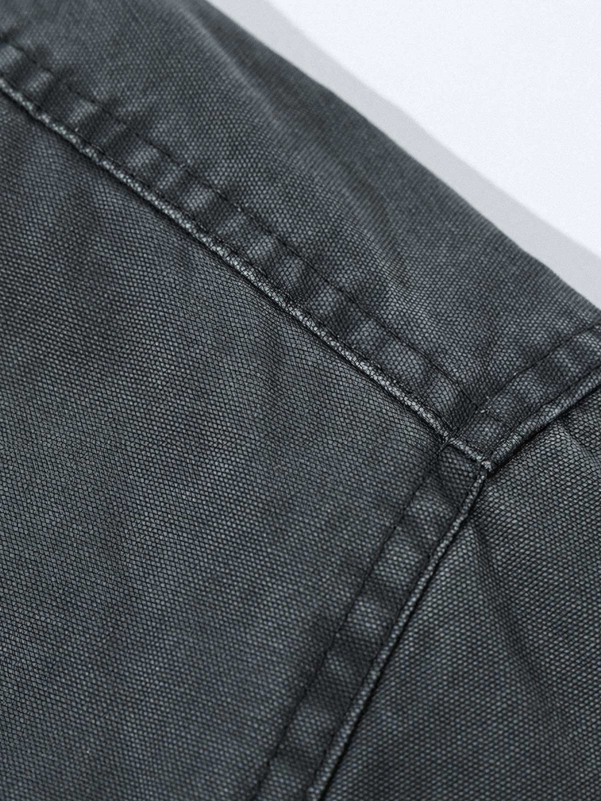 製品画像: ウォッシュド多ポケット中綿ジャケット正面展示画像。レトロなワークウェアスタイルを取り入れたクラシックな多ポケットデザインが特徴。耐久性のある100%コットン素材で快適な着心地。
詳細画像: 中綿ジャケットのディテール、ハンティングスタイルのポケット配置やコーデュロイ襟のアップ。生地の質感とデザインの精緻さを強調。