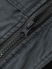 製品画像: ウォッシュド多ポケット中綿ジャケット正面展示画像。レトロなワークウェアスタイルを取り入れたクラシックな多ポケットデザインが特徴。耐久性のある100%コットン素材で快適な着心地。
詳細画像: 中綿ジャケットのディテール、ハンティングスタイルのポケット配置やコーデュロイ襟のアップ。生地の質感とデザインの精緻さを強調。