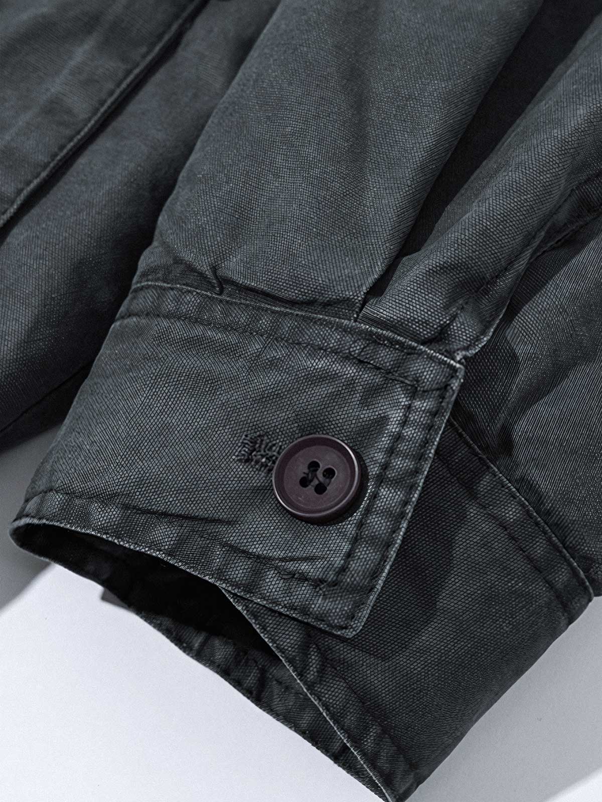 製品画像: ウォッシュド多ポケット中綿ジャケット正面展示画像。レトロなワークウェアスタイルを取り入れたクラシックな多ポケットデザインが特徴。耐久性のある100%コットン素材で快適な着心地。
詳細画像: 中綿ジャケットのディテール、ハンティングスタイルのポケット配置やコーデュロイ襟のアップ。生地の質感とデザインの精緻さを強調。