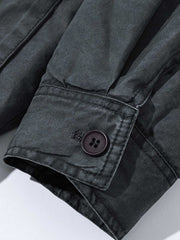 製品画像: ウォッシュド多ポケット中綿ジャケット正面展示画像。レトロなワークウェアスタイルを取り入れたクラシックな多ポケットデザインが特徴。耐久性のある100%コットン素材で快適な着心地。
詳細画像: 中綿ジャケットのディテール、ハンティングスタイルのポケット配置やコーデュロイ襟のアップ。生地の質感とデザインの精緻さを強調。