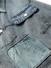 製品画像
「バイカラーパッチワーク デニム ワークジャケットの正面全体図。ヴィンテージデニムを使用し、バイカラーデザインが際立つパッチワークが特徴的な一着。ルーズフィットシルエットと耐久性に優れたデニム素材が、日常やアウトドアシーンで快適さとトレンド感を両立する万能アイテム。」
詳細画像
「バイカラーパッチワーク デニム ワークジャケットのディテール特写。コントラストのあるバイカラーのパッチワークデザインと多機能ポケットが、個性と実用性を兼ね備える。耐久性の高いデニム素材と丁寧な縫製が、ヴィンテージ感と品質の高さを引き立てている。」