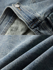 製品画像
「バイカラーパッチワーク デニム ワークジャケットの正面全体図。ヴィンテージデニムを使用し、バイカラーデザインが際立つパッチワークが特徴的な一着。ルーズフィットシルエットと耐久性に優れたデニム素材が、日常やアウトドアシーンで快適さとトレンド感を両立する万能アイテム。」
詳細画像
「バイカラーパッチワーク デニム ワークジャケットのディテール特写。コントラストのあるバイカラーのパッチワークデザインと多機能ポケットが、個性と実用性を兼ね備える。耐久性の高いデニム素材と丁寧な縫製が、ヴィンテージ感と品質の高さを引き立てている。」