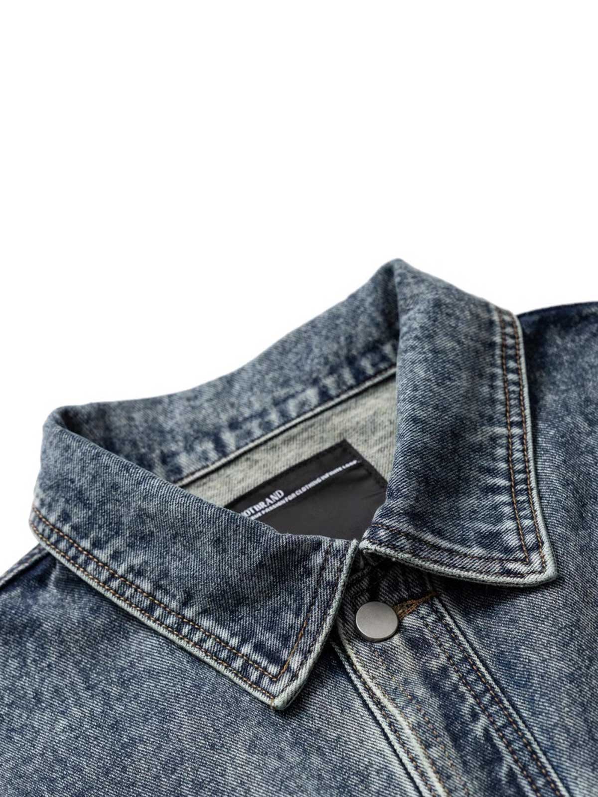 製品画像
「ライトニングモチーフ刺繍 ヴィンテージ デニムジャケットの正面全体図。1970年代のクラシックなデニムジャケットデザインをベースに、現代的な刺繍ディテールを加えた一着。高品質12.5ozデニム素材と特殊なウォッシュ加工が、自然な色落ちとヴィンテージ感を演出。ルーズフィットとドロップショルダーのシルエットでコーディネート自由度が高い万能アイテム。」
詳細画像
「ライトニングモチーフ刺繍 ヴィンテージ デニムジャケットのディテール特写。胸元の多機能ポケットとヴィンテージ調のメタルボタンが、クラシックなデザイン性と実用性を両立。ライトニング刺繍が個性を引き立て、自然な色落ちのある高品質デニム素材が独特の風合いを提供。」