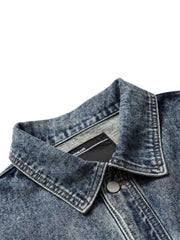 製品画像
「ライトニングモチーフ刺繍 ヴィンテージ デニムジャケットの正面全体図。1970年代のクラシックなデニムジャケットデザインをベースに、現代的な刺繍ディテールを加えた一着。高品質12.5ozデニム素材と特殊なウォッシュ加工が、自然な色落ちとヴィンテージ感を演出。ルーズフィットとドロップショルダーのシルエットでコーディネート自由度が高い万能アイテム。」
詳細画像
「ライトニングモチーフ刺繍 ヴィンテージ デニムジャケットのディテール特写。胸元の多機能ポケットとヴィンテージ調のメタルボタンが、クラシックなデザイン性と実用性を両立。ライトニング刺繍が個性を引き立て、自然な色落ちのある高品質デニム素材が独特の風合いを提供。」