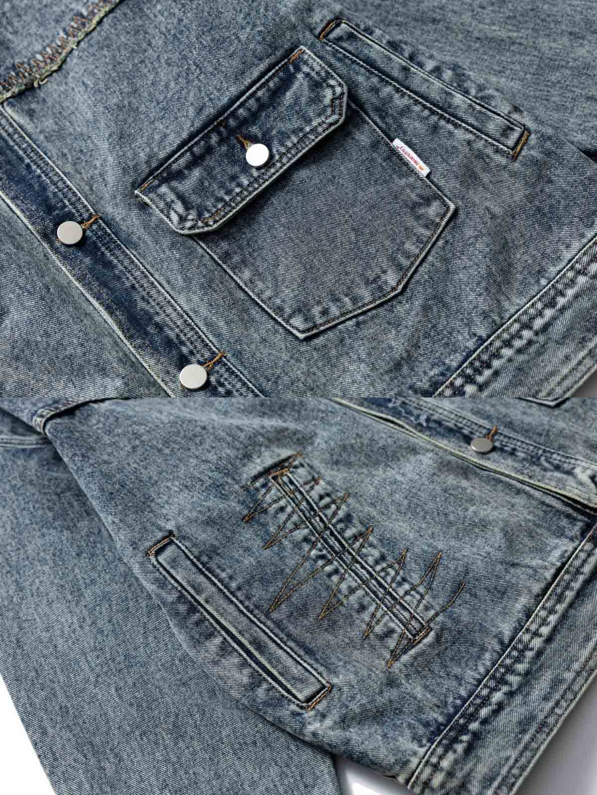 製品画像
「ライトニングモチーフ刺繍 ヴィンテージ デニムジャケットの正面全体図。1970年代のクラシックなデニムジャケットデザインをベースに、現代的な刺繍ディテールを加えた一着。高品質12.5ozデニム素材と特殊なウォッシュ加工が、自然な色落ちとヴィンテージ感を演出。ルーズフィットとドロップショルダーのシルエットでコーディネート自由度が高い万能アイテム。」
詳細画像
「ライトニングモチーフ刺繍 ヴィンテージ デニムジャケットのディテール特写。胸元の多機能ポケットとヴィンテージ調のメタルボタンが、クラシックなデザイン性と実用性を両立。ライトニング刺繍が個性を引き立て、自然な色落ちのある高品質デニム素材が独特の風合いを提供。」