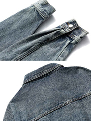 製品画像
「ライトニングモチーフ刺繍 ヴィンテージ デニムジャケットの正面全体図。1970年代のクラシックなデニムジャケットデザインをベースに、現代的な刺繍ディテールを加えた一着。高品質12.5ozデニム素材と特殊なウォッシュ加工が、自然な色落ちとヴィンテージ感を演出。ルーズフィットとドロップショルダーのシルエットでコーディネート自由度が高い万能アイテム。」
詳細画像
「ライトニングモチーフ刺繍 ヴィンテージ デニムジャケットのディテール特写。胸元の多機能ポケットとヴィンテージ調のメタルボタンが、クラシックなデザイン性と実用性を両立。ライトニング刺繍が個性を引き立て、自然な色落ちのある高品質デニム素材が独特の風合いを提供。」