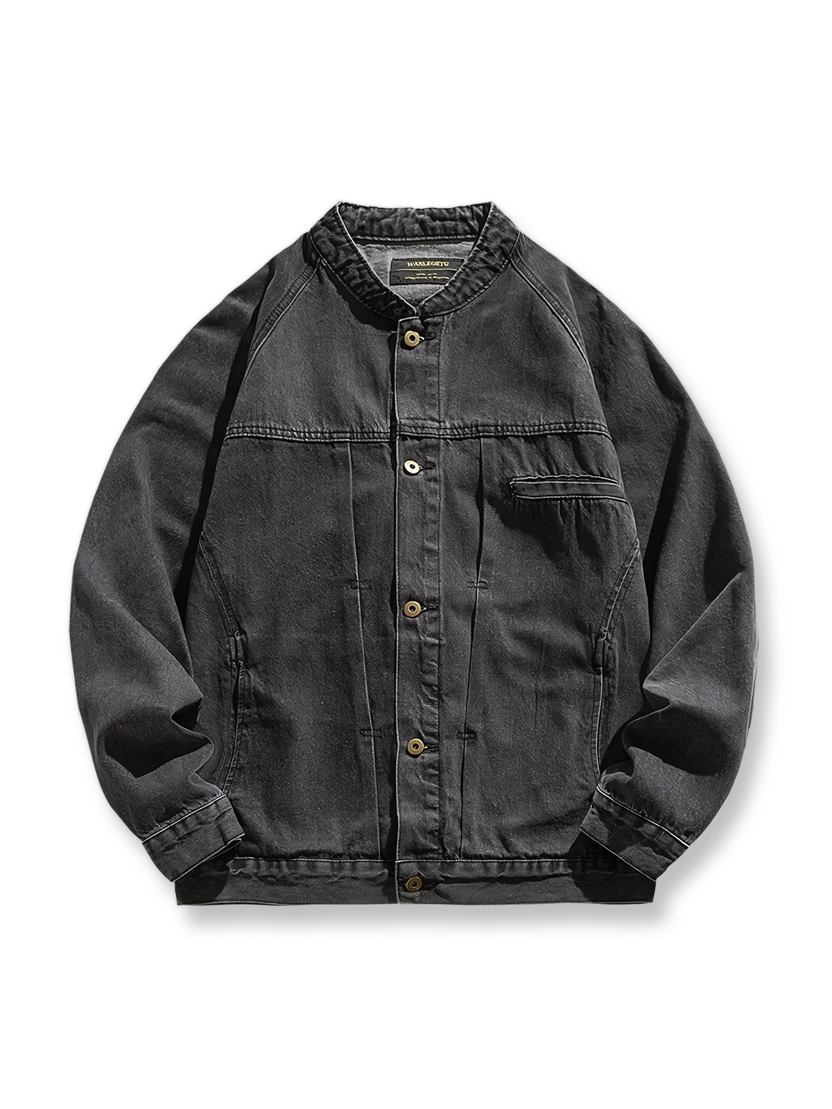 製品画像: "ヴィンテージウォッシュスタンドカラーデニムジャケットの正面ビュー、シンプルで洗練されたデザイン"
詳細画像: "スタンドカラーと多ポケットデザインの特写、ヴィンテージ感のあるディテール"