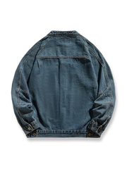 製品画像: "ヴィンテージウォッシュスタンドカラーデニムジャケットの正面ビュー、シンプルで洗練されたデザイン"
詳細画像: "スタンドカラーと多ポケットデザインの特写、ヴィンテージ感のあるディテール"