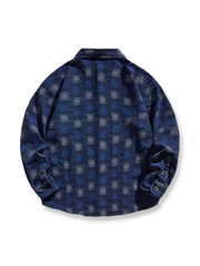 製品画像: "ダイヤ柄暗紋デニムシャツの正面ビュー、シンプルで個性的なデザイン"
詳細画像: "ダイヤ柄暗紋と胸ポケットのディテール、クラシックなデニムシャツ"