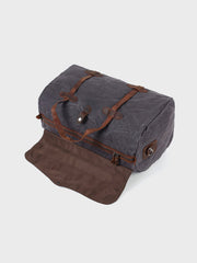 詳細画像: トップグレインレザーのアクセントと高級金具のディテール