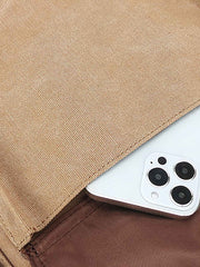 詳細画像: バックパック正面のレザーストラップと金具のクローズアップ