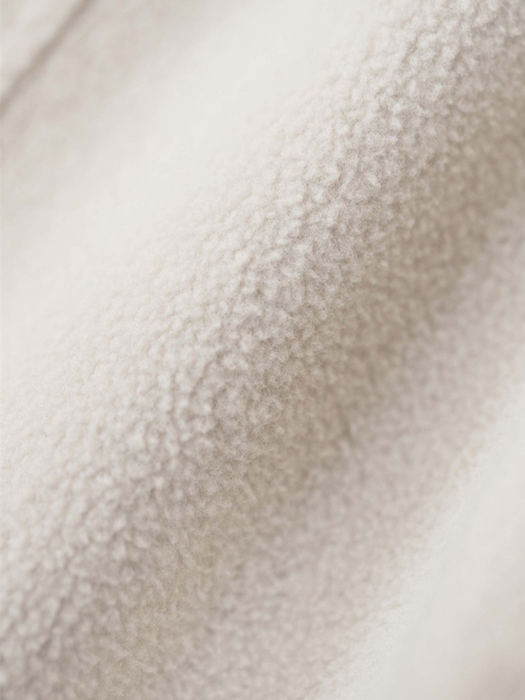 スナップボタンと高弾力リブ仕様のディテール