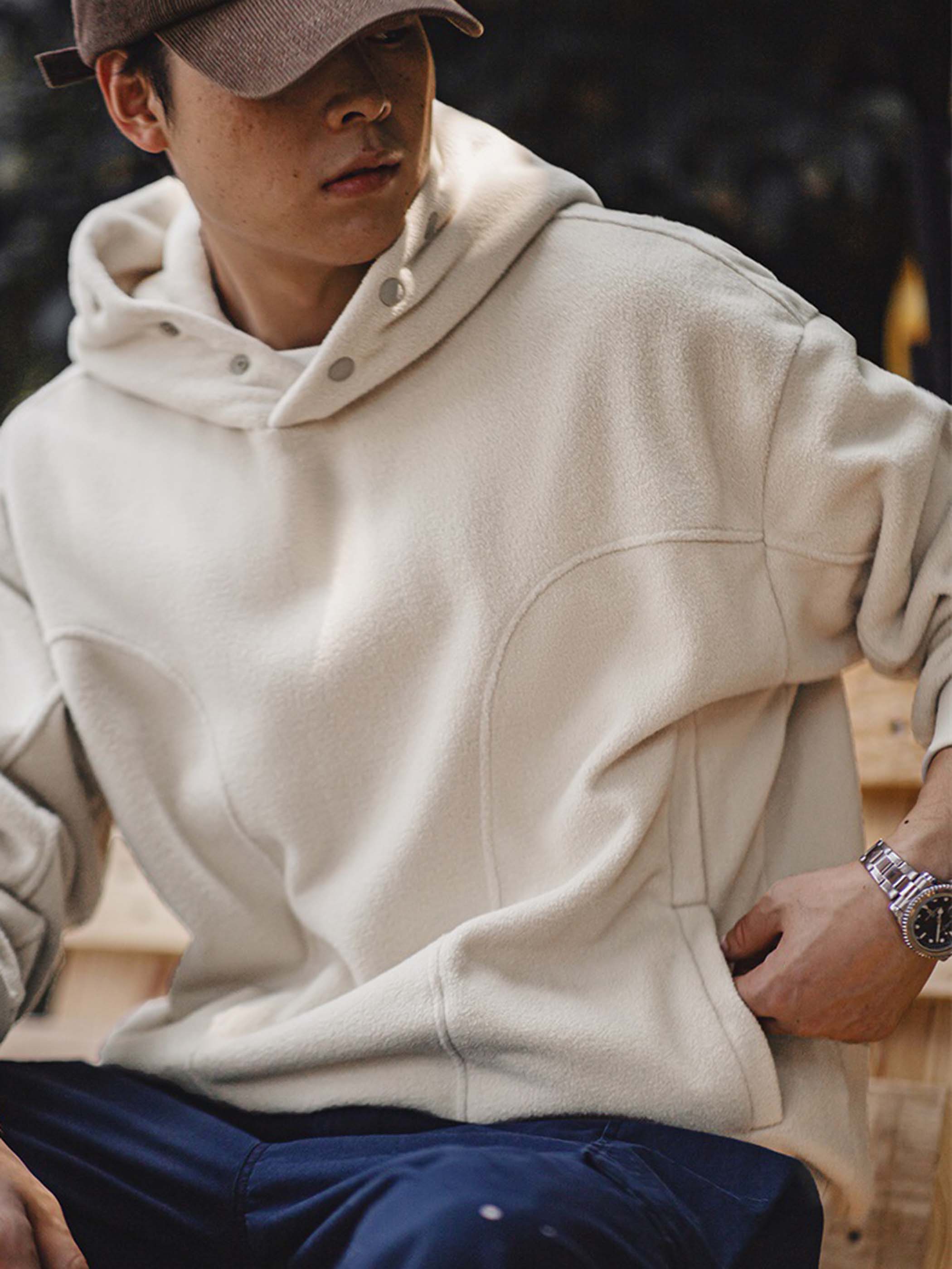 スナップボタンと高弾力リブ仕様のディテール