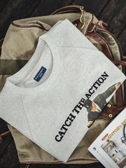 モデルがデニムと合わせて着こなす、ヴィンテージスポーツスタイルのスウェットコーデ