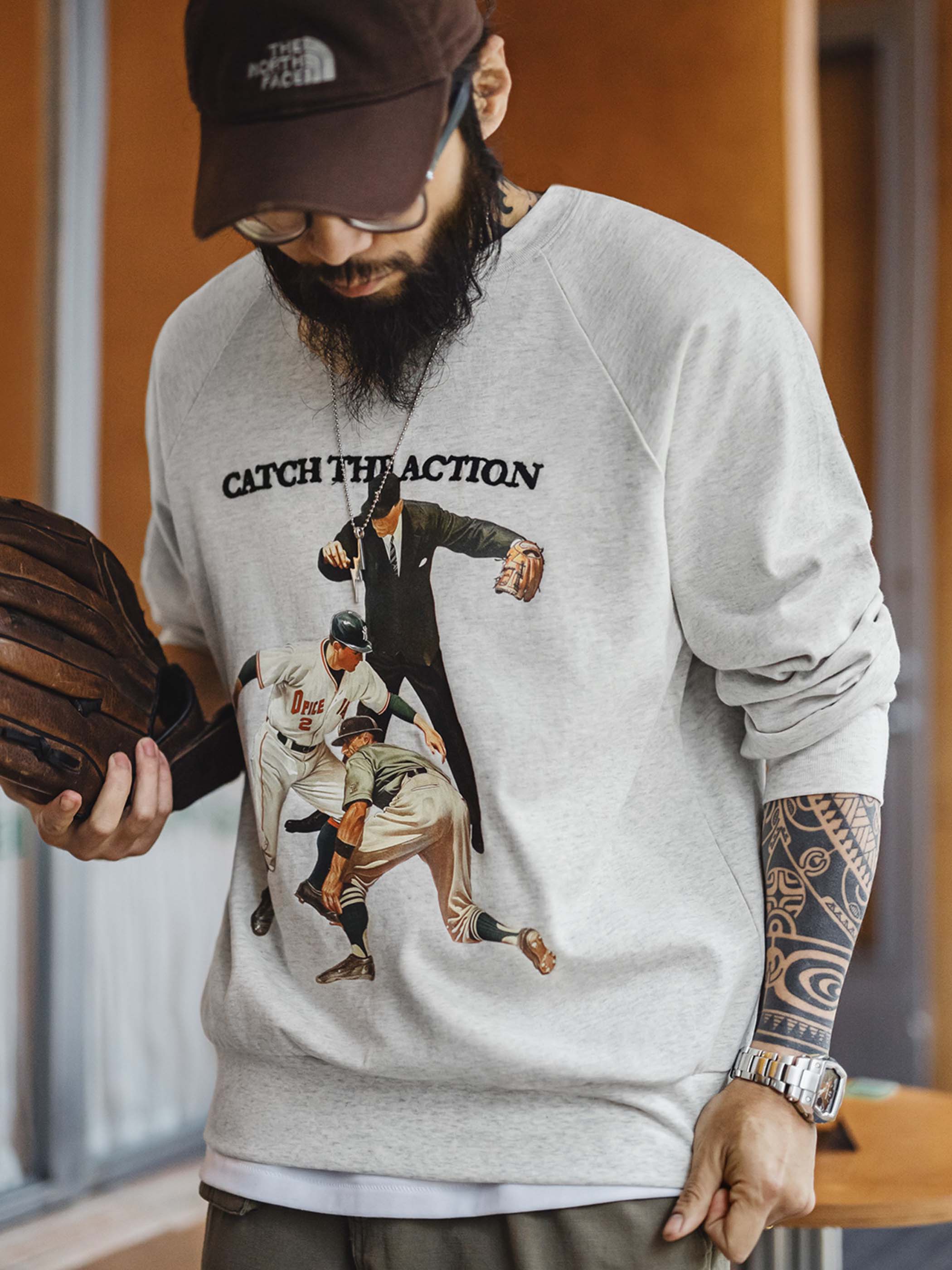 モデルがデニムと合わせて着こなす、ヴィンテージスポーツスタイルのスウェットコーデ