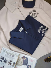 詳細画像: 胸元のBulldog刺繍とハーフジップのディテールクローズアップ