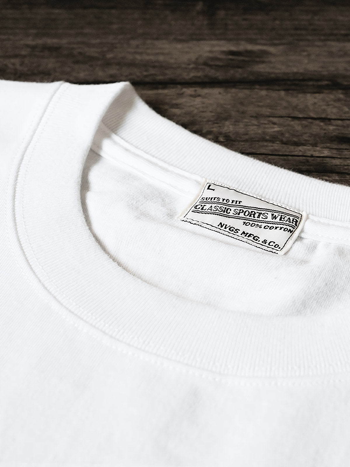 胸元のダイビング刺繍デザインのディテール