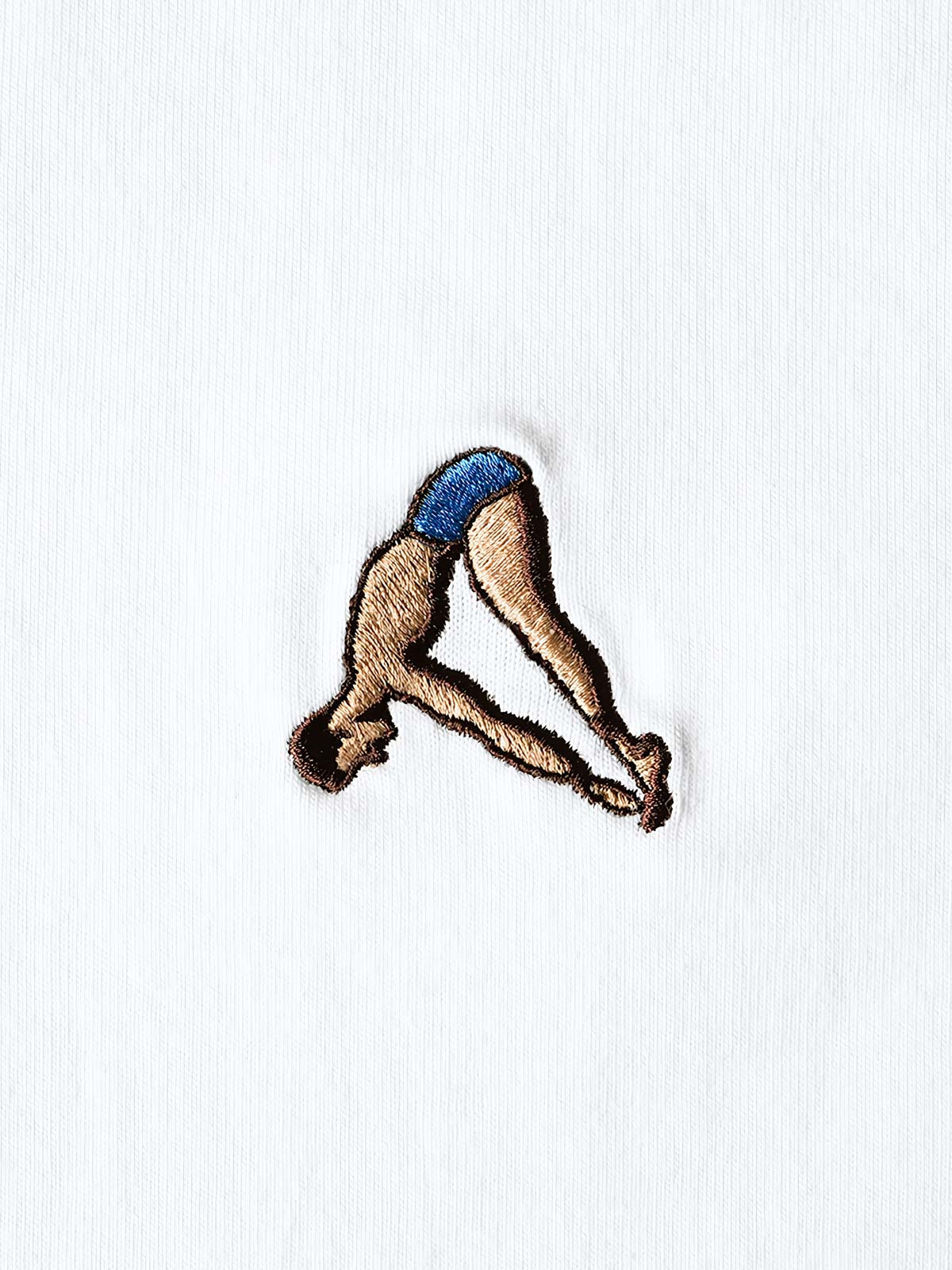 胸元のダイビング刺繍デザインのディテール