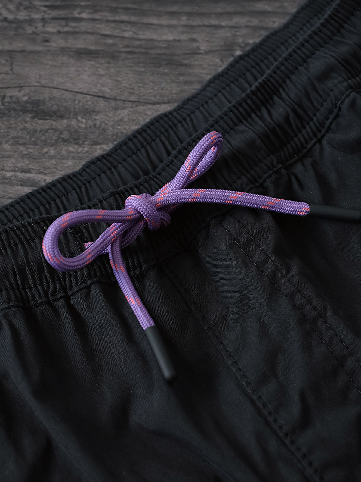 ショーツのYKKヴィンテージ風ツートンドローコードと起毛加工素材のディテール