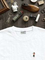 Tシャツ胸元のフラガール刺繍ディテール