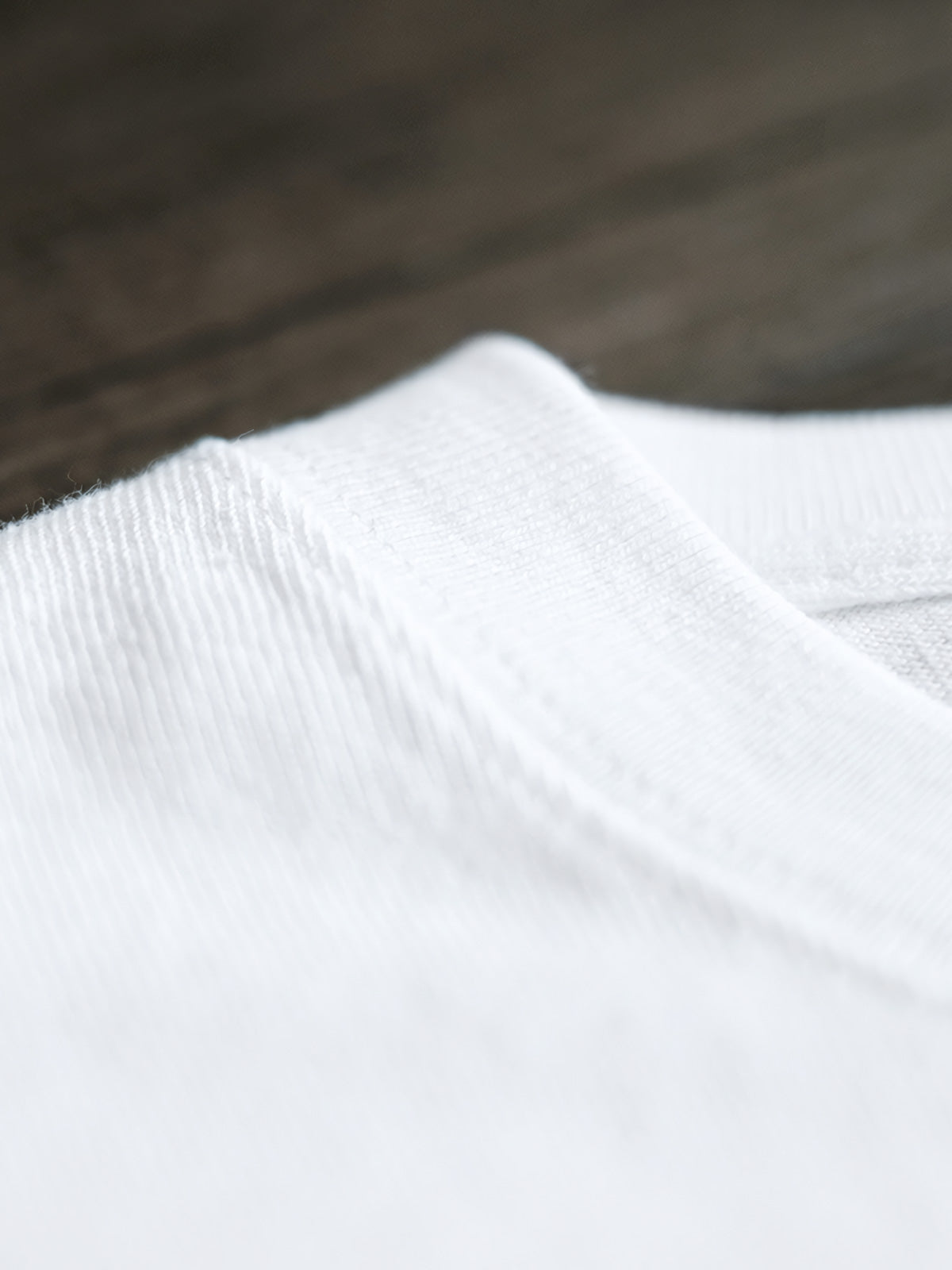 Tシャツ胸元のフラガール刺繍ディテール