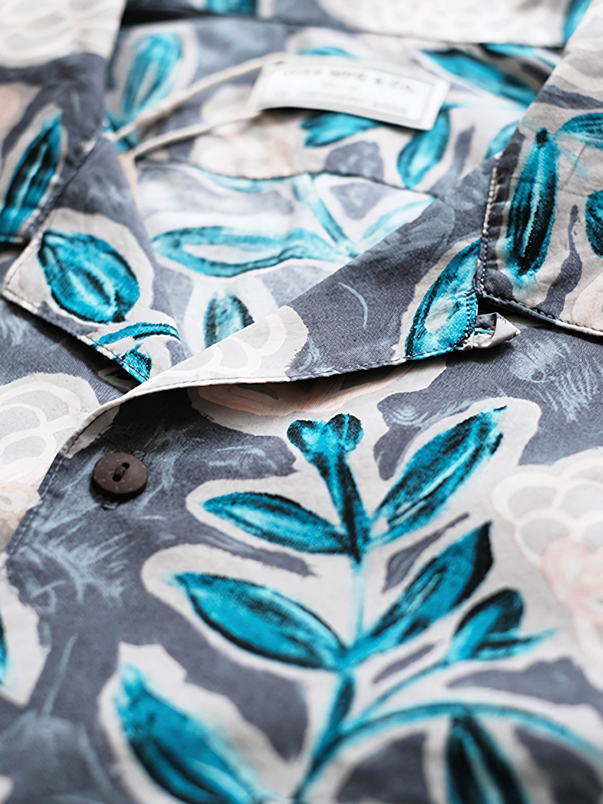 シャツの植物柄ディテールと天然ココナッツシェルボタン