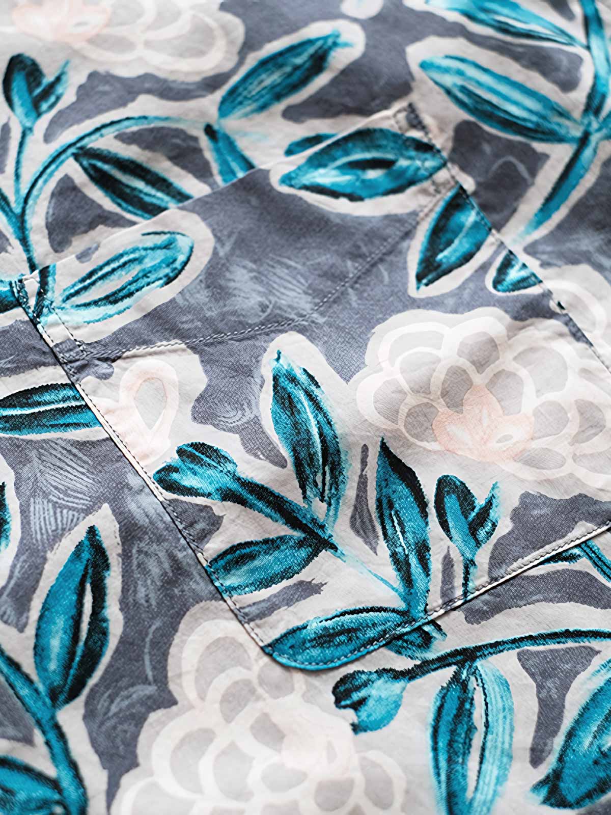 シャツの植物柄ディテールと天然ココナッツシェルボタン